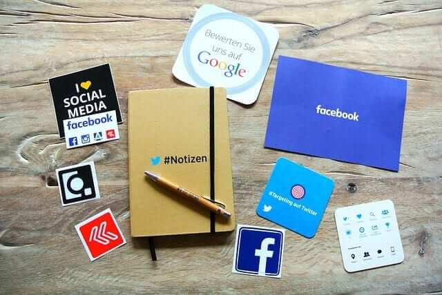 εικονίδια από google, facebook, instagram, εμφανίζονται ως σουβερ πάνω σε τραπέζι και σχετίζονται με την κοινοποίηση στο facebook και στα social media